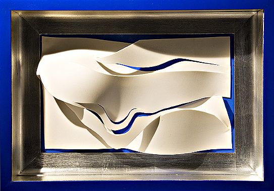 Gersony: Série: "Objetos Fendidos" - 0.51 x 0,35 x 0.13 m - E.V.A 3mm em caixa de madeira - 2007
