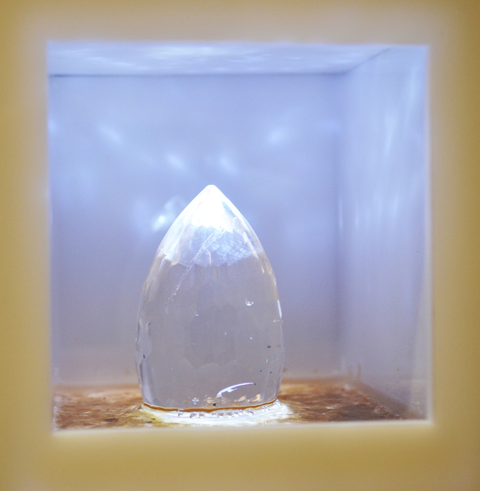 Gersony: Gotas plantadas I - Acrílico, led, cristal e mica - 20x40x10cm